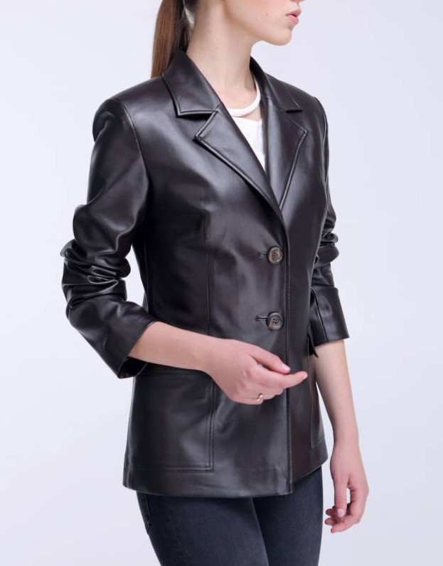 Мода: Кожаная куртка с накладными карманами