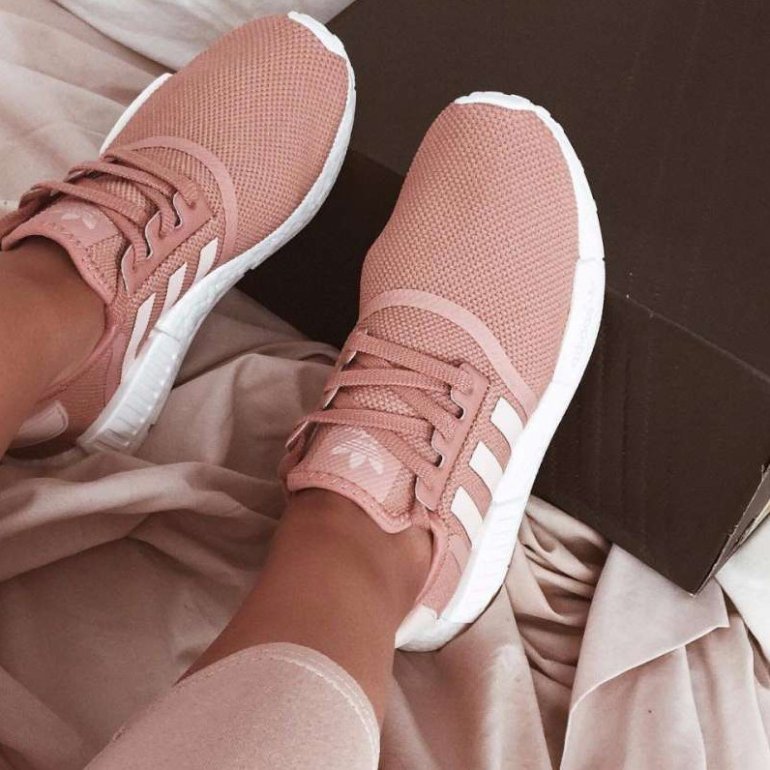 Мода: Необычные  женские кроссовки