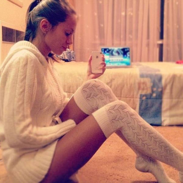 Сексуальные девушки в гольфах - горячие фото ног