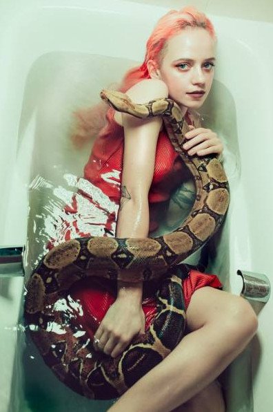 Сексуальная девушка со змеей - жаркий фотосет эстетики