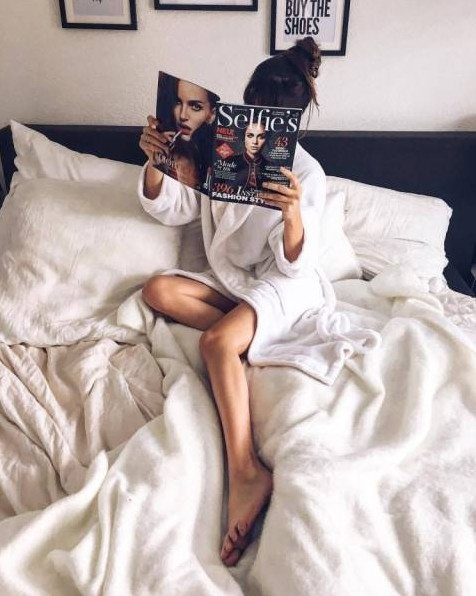 Привлекательная девушка в комнате с белыми оттенками