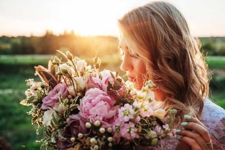 Очаровательная красавица с цветами - Сексуальный взгляд