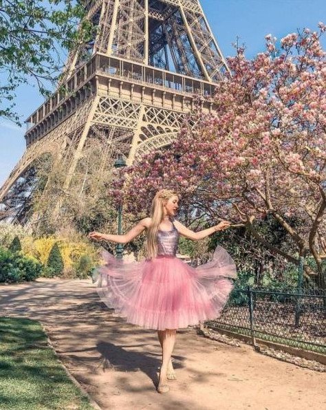 Счастливая привлекательная девушка в париже