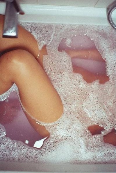 модель лежит в ванне