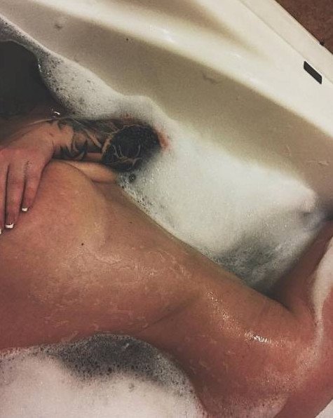 модель лежит в ванне