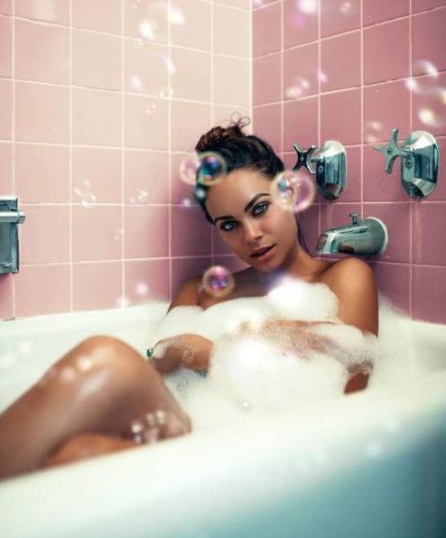 модель лежит в ванне