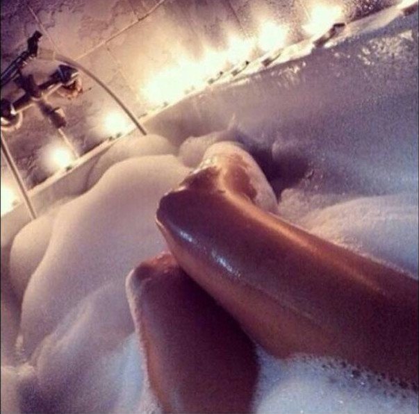 модель лежит в ванне