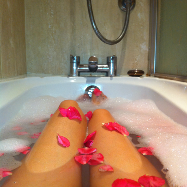 модель лежит в ванне