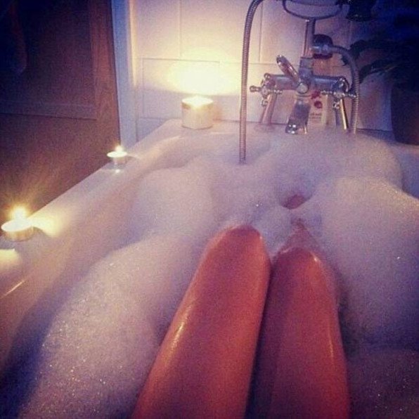 модель лежит в ванне