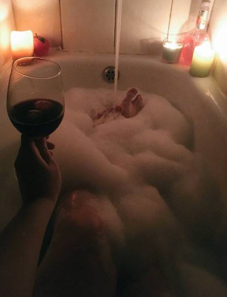 модель лежит в ванне