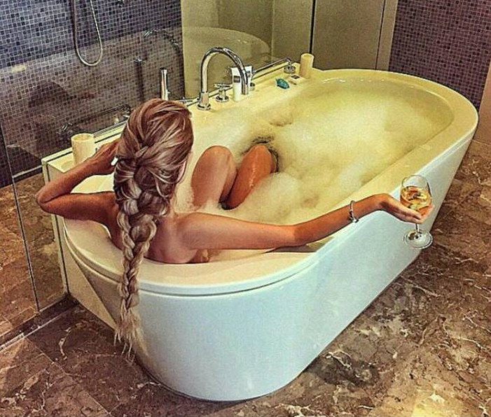 модель лежит в ванне