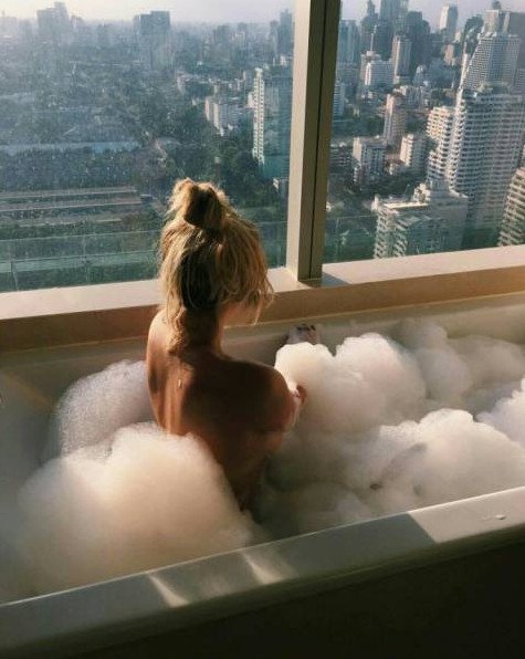 модель лежит в ванне