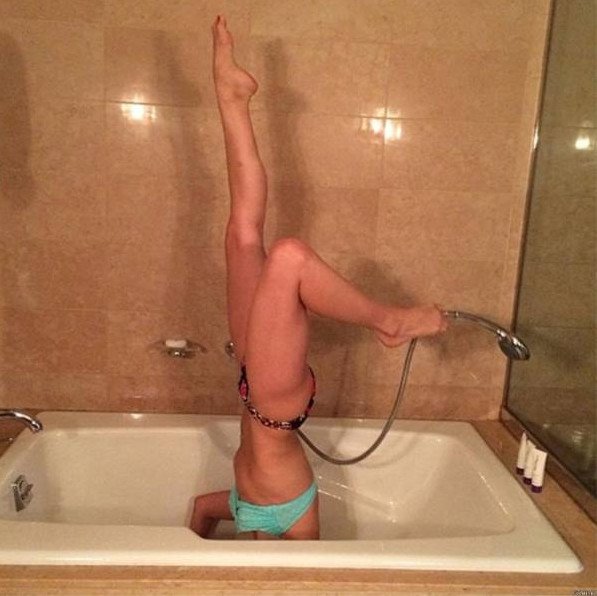 модель лежит в ванне