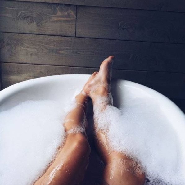 модель лежит в ванне