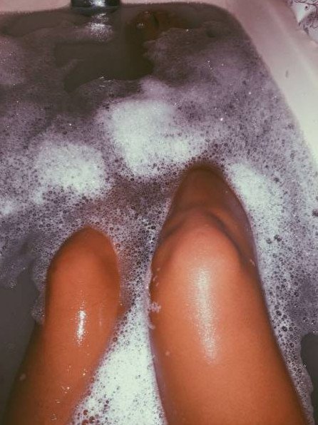 модель лежит в ванне