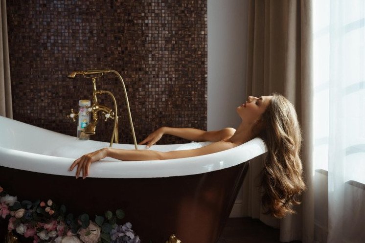 модель лежит в ванне