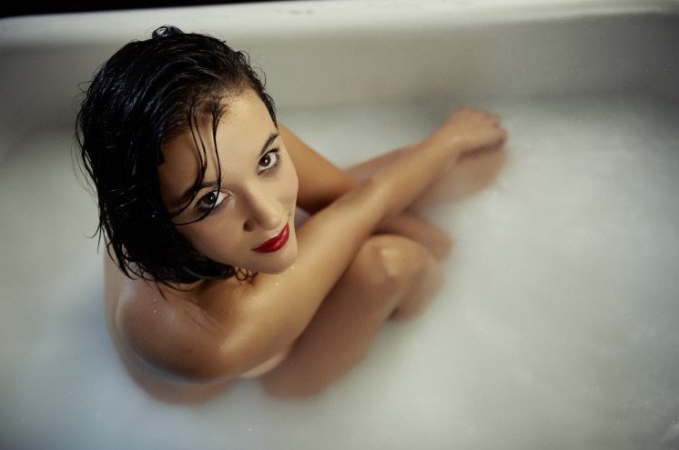модель лежит в ванне