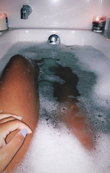 модель лежит в ванне