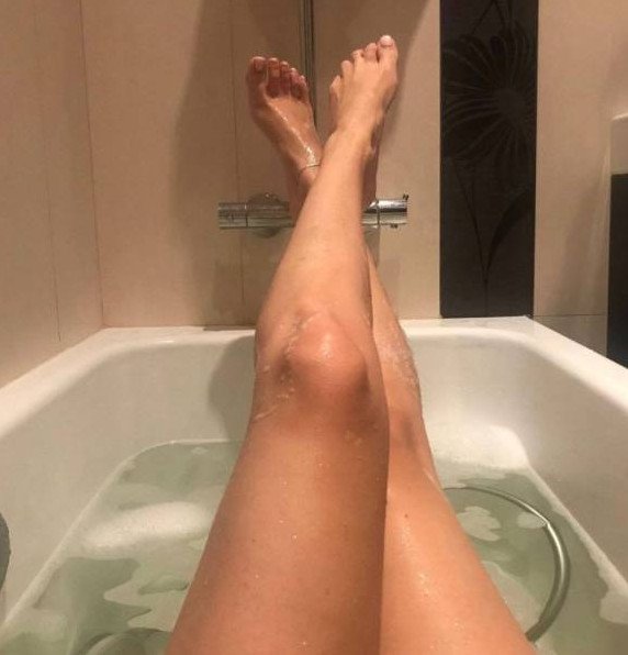 модель лежит в ванне