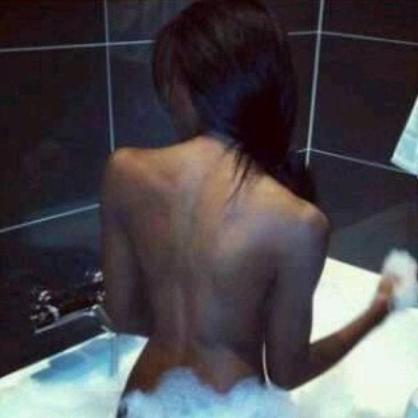 модель лежит в ванне