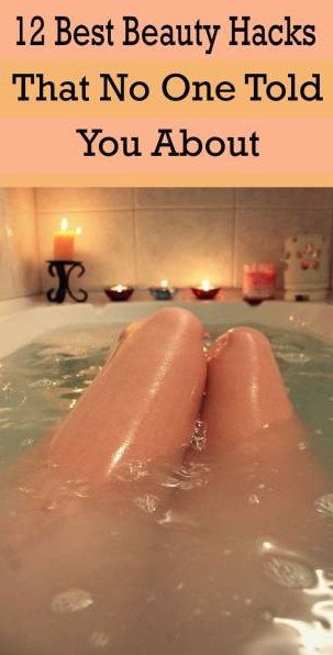 модель лежит в ванне