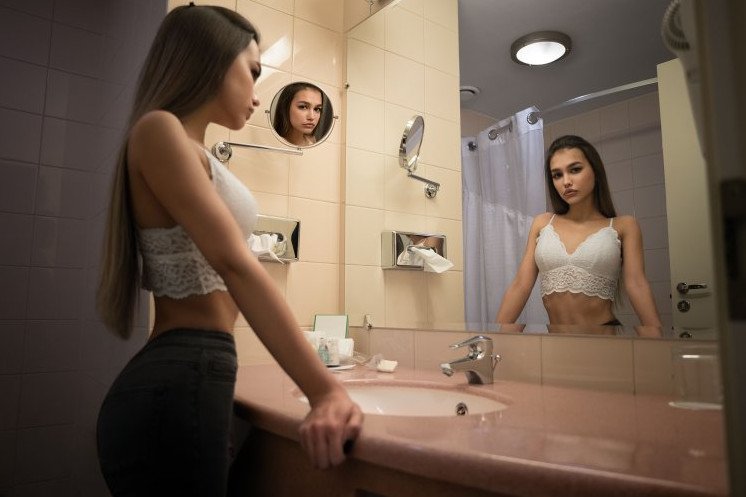 модель лежит в ванне