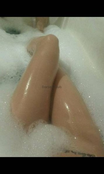 модель лежит в ванне