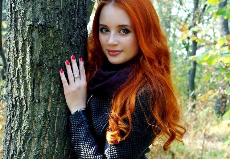 Рыжие волосы создают броский и уникальный образ девушки