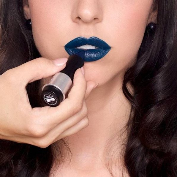 Фото: Голубая помада для губ