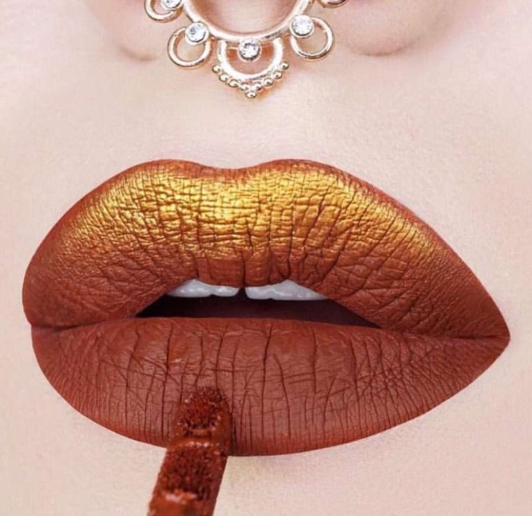 Мода: Коричневая помада на губах