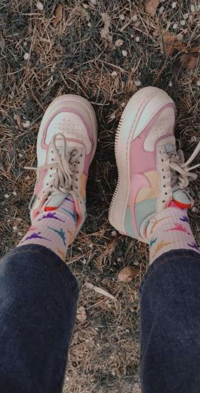 Модные грязные кроссовки