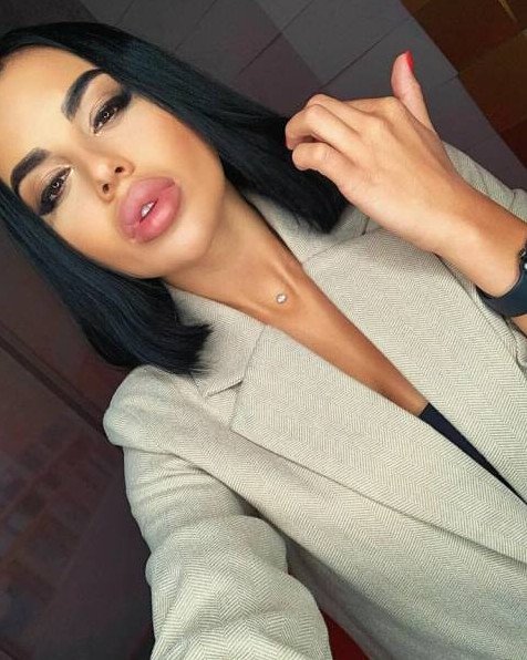 Надутые губки у гламурных девушек