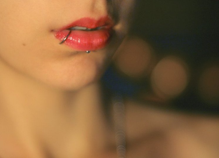 Проколотая губа лабрет пирсинг