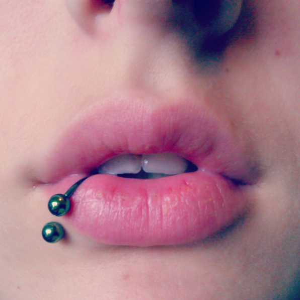 Проколотая губа - фото девушек