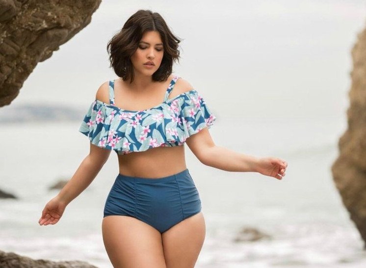 Пухлые девушки в купальниках ( 42 фото )