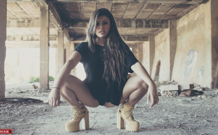 🌸 Прекрасная Женщина, Позирующая на Корточках