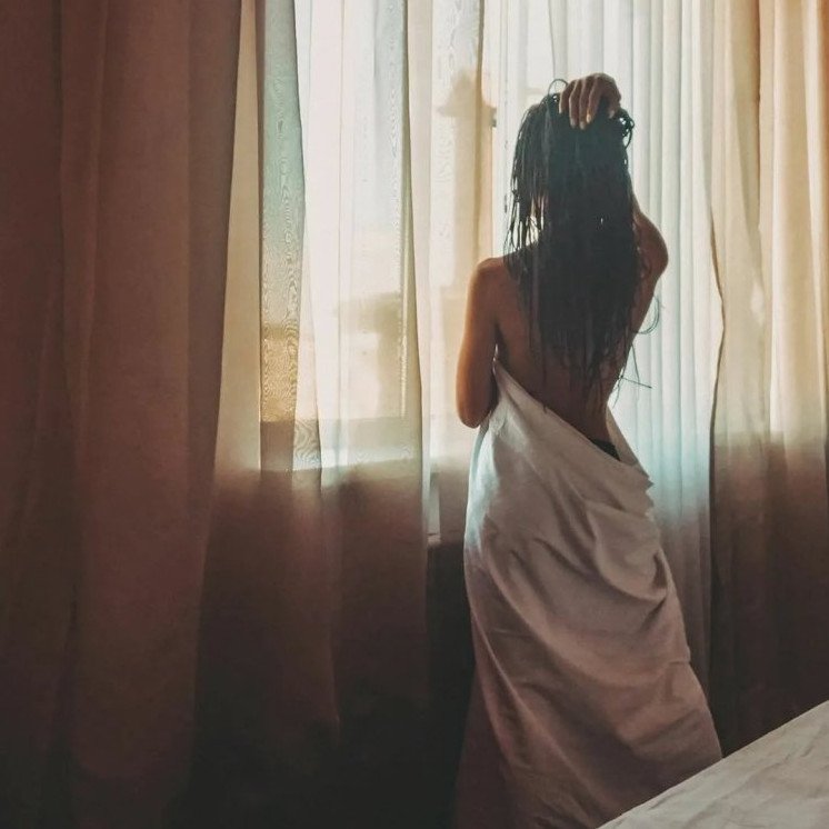 Фото: 👩‍🦰 Девушка, глядящая в окно сзади