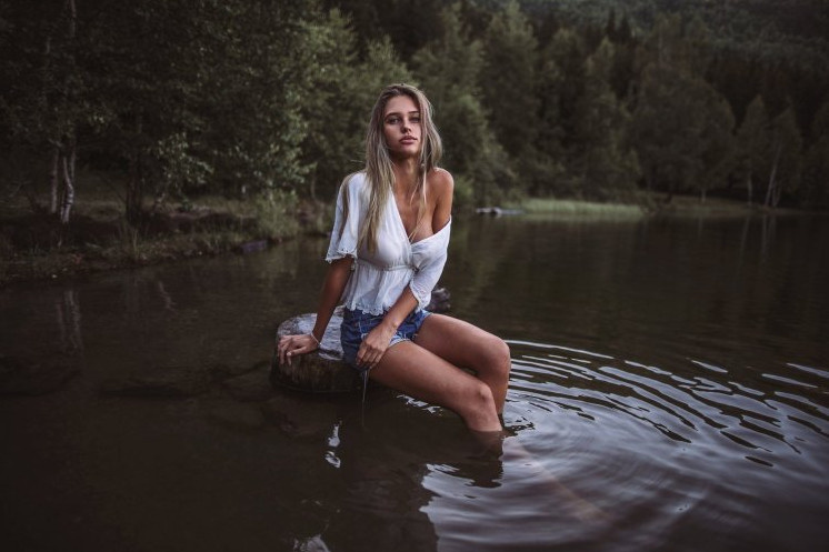 🌸 Девушки на берегу озера 🌿