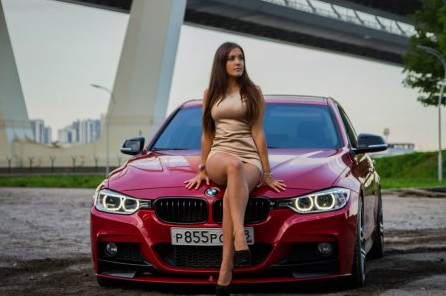 Девушка и BMW: Почему Автомобили Этой Марки Так Часто Ассоциируются с Женской Красотой?