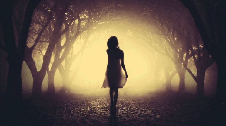 Девушка, исчезающая в тумане