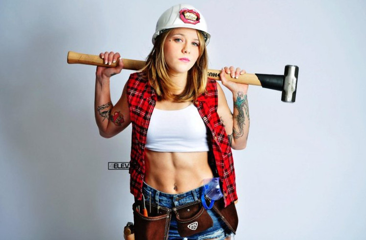 Девушка с кувалдой: необычный образ и стиль