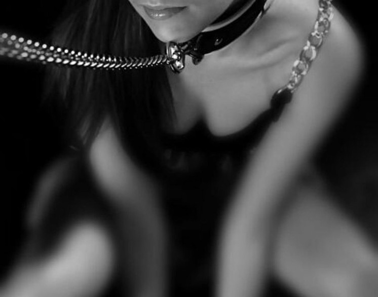 Девушка в цепях: красота или насилие?