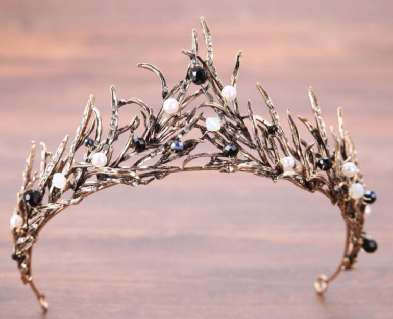 Диадемы для волос: стильный аксессуар для любого образа
