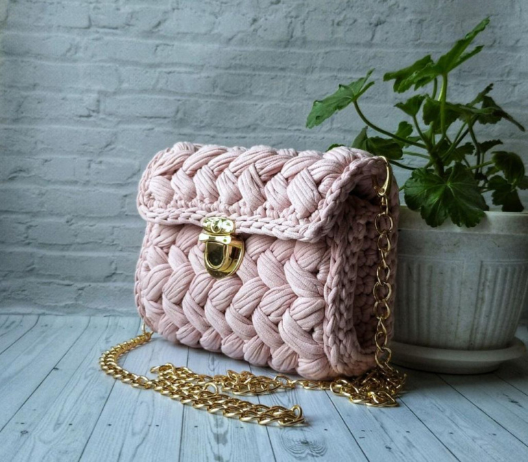 Изготовление стильной сумочки из трикотажной пряжи