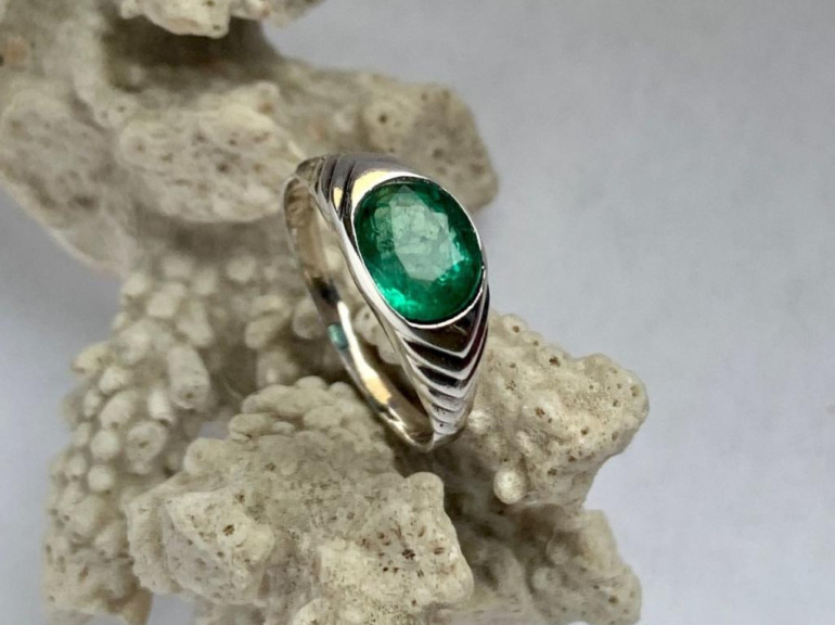 Изумрудные кольца: элегантное украшение с природным камнем