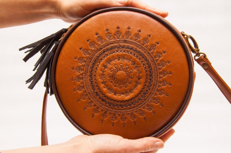 Изысканная круглая кожаная сумка