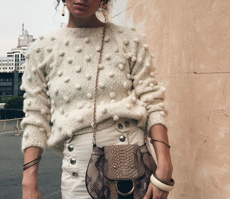 Как носить джемпер с декоративными элементами в виде шишек