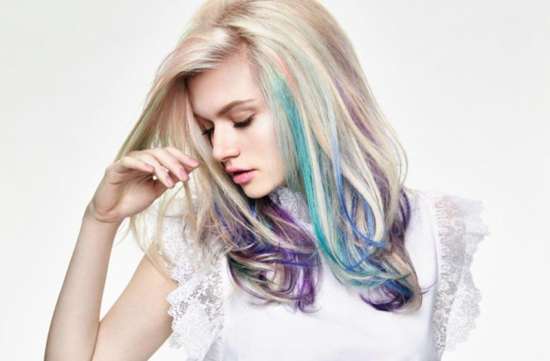Как создать стиль с разноцветными прядями волос?