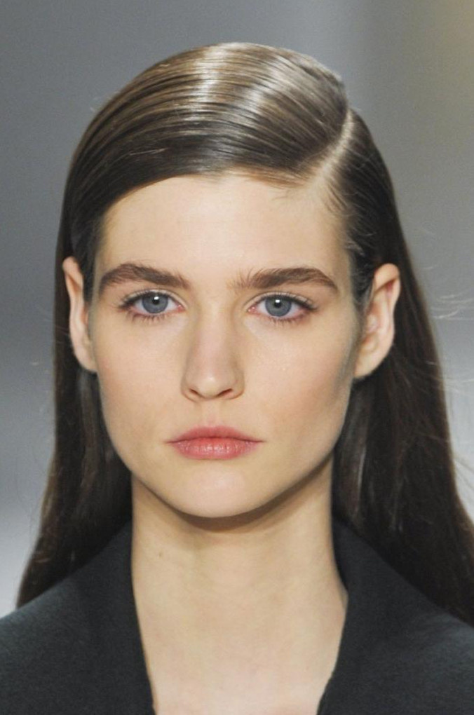 Как создать стильный косой пробор на длинных волосах