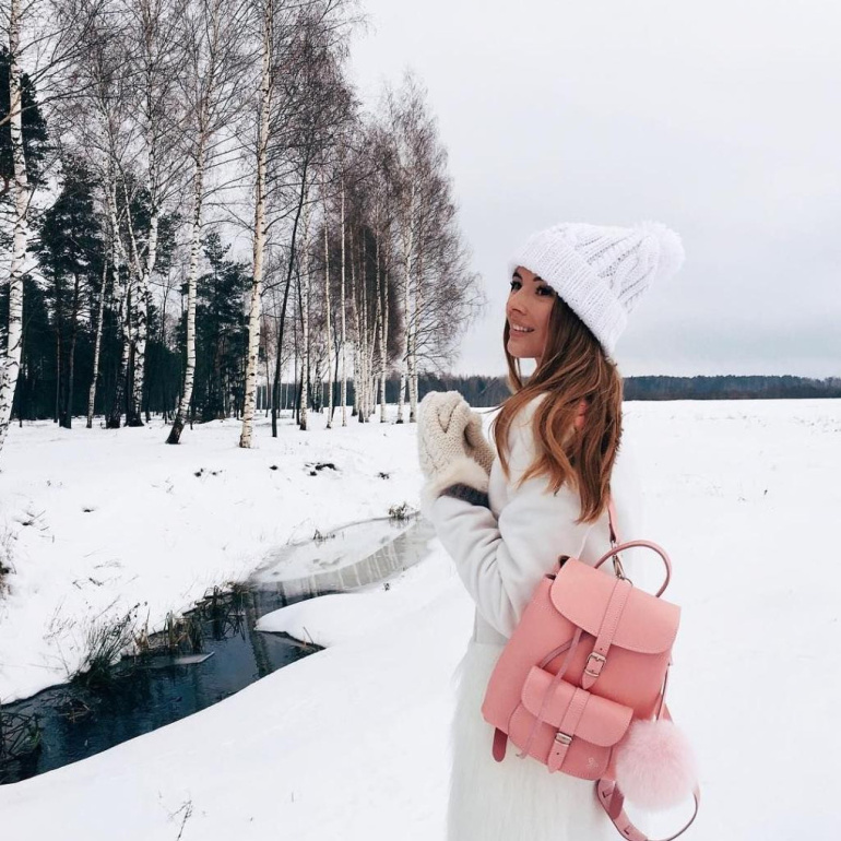 Как стильно носить белую сумку зимой